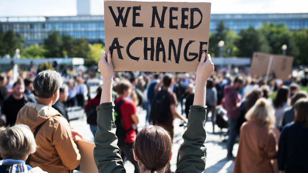 Mit dem Klaus Töpfer Sustainability Fellowship zeichnet das IASS Menschen aus, die Brücken bauen zwischen Wissenschaft, Politik und Gesellschaft.
