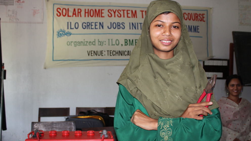 Eine Auszubildende in Bangladesch erlernt die Wartung von Solaranlagen. Ihre Fortbildung wurde von der Internationalen Arbeitsorganisation (ILO) organisiert, einer Sonderorganisation der Vereinten Nationen.