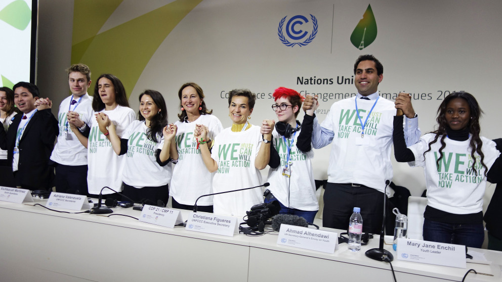 Jugendliche mit der damaligen Generalsekretärin der Klimarahmenkonvention, Christina Figueres (4. v.r.), beim Young and Future Generations Day im Rahmen der COP21, die 2015 in Paris stattfand.