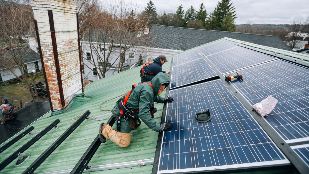 Bei der Integration erneuerbarer Energien kann Deutschland für andere Länder ein Vorbild sein. Hier werden im Bundesstaat New York Solarmodule installiert.