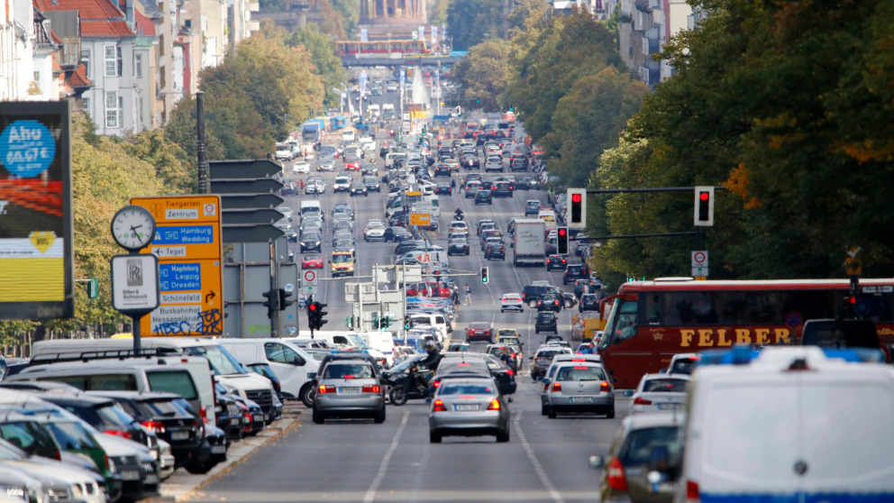 Entgegen dem bundesweiten Trend hat sich In Berlin – hier die Heerstraße in Charlottenburg – die Ozonbelastung im Sommer in den letzten Jahren kaum verringert.