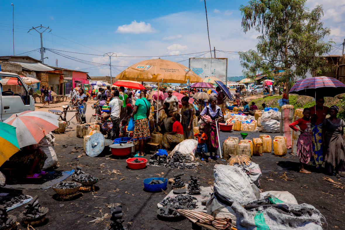 Natalia Realpe Carrillo, Klaus Töpfer Sustainability Fellow 2020, führte in Burundi zusammen mit der lokalen NRO ILOFEM eine grundlegende Bedarfsanalyse durch. Das Foto, das von Pacifique HIMBAZA für das Projekt aufgenommen wurde, zeigt einen lokalen Markt, auf dem Holzkohle und Ölkanister verkauft werden.