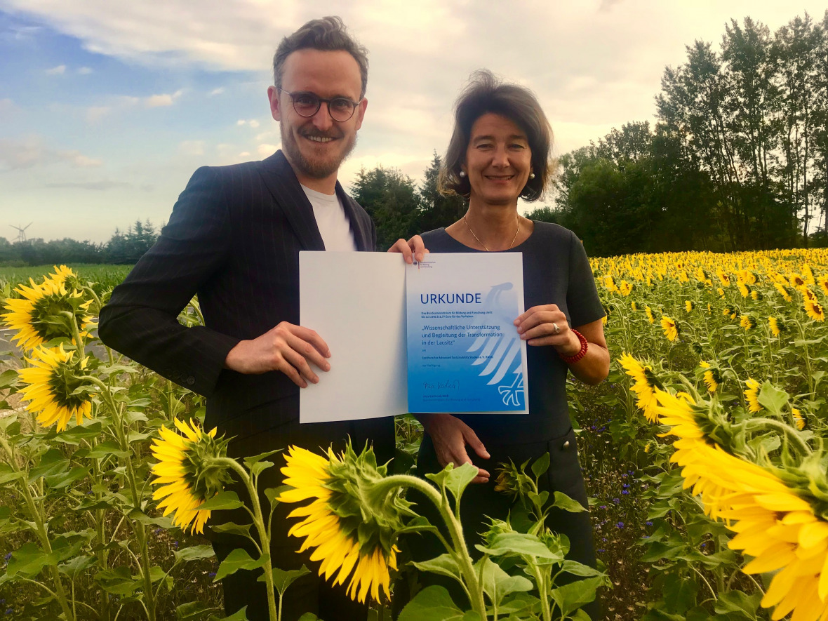 IASS-Direktorin Patrizia Nanz und der wissenschaftliche Ko-Leiter des Forschungsprojektes, Jeremias Herberg, erhielten zum Start des Projektes eine Urkunde vom Bundesforschungsministerium.